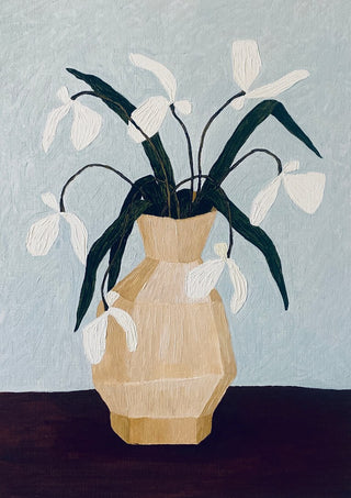 Vita blomster i beige vas by Rebecka Hansson - white flowers in a faceted beige vase on a dark table