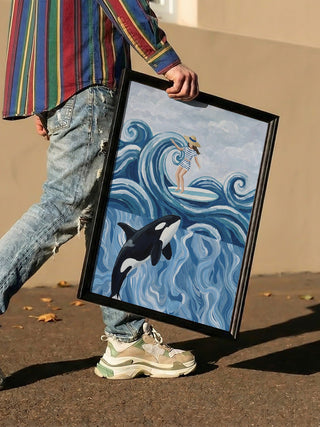 Chica surfista y orca - HUGO