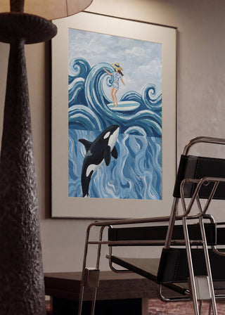 Chica surfista y orca - HUGO